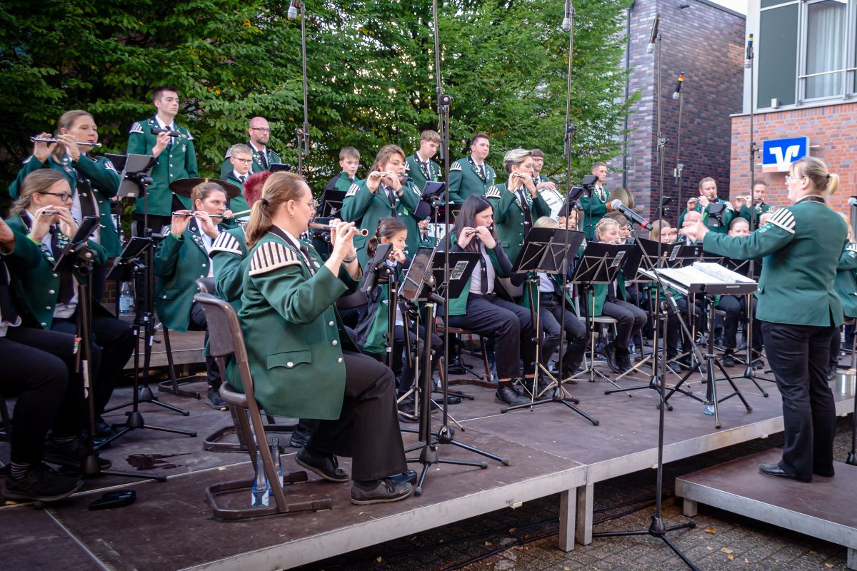 Spielmannszug Rhede beim feierlichen Auftritt in traditioneller Uniform