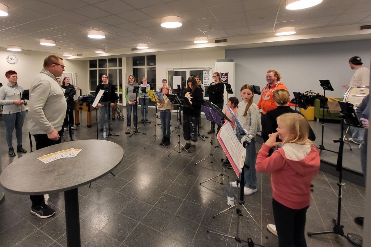 Probe im Vereinsheim mit Musikern beim gemeinsamen Üben